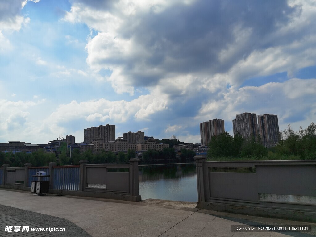 河畔城市风光