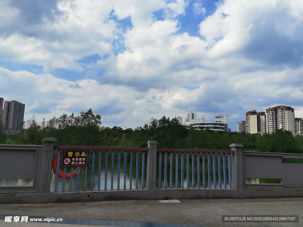 城市围栏外的建筑与天空