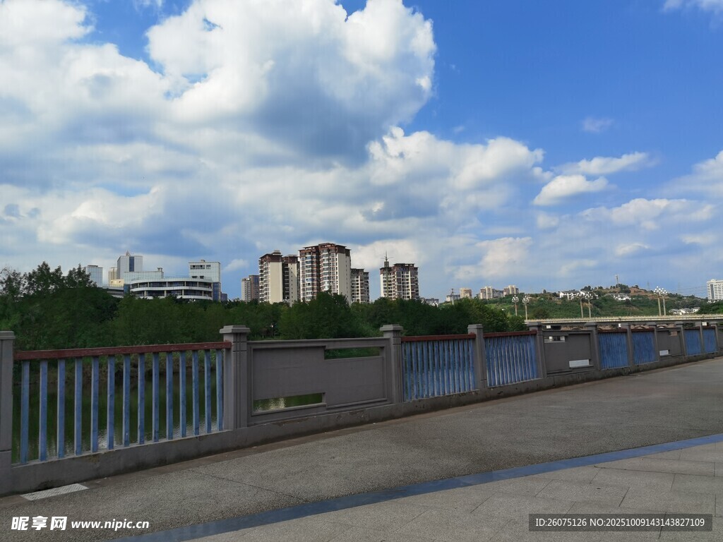 河畔风光城市建筑与蓝天