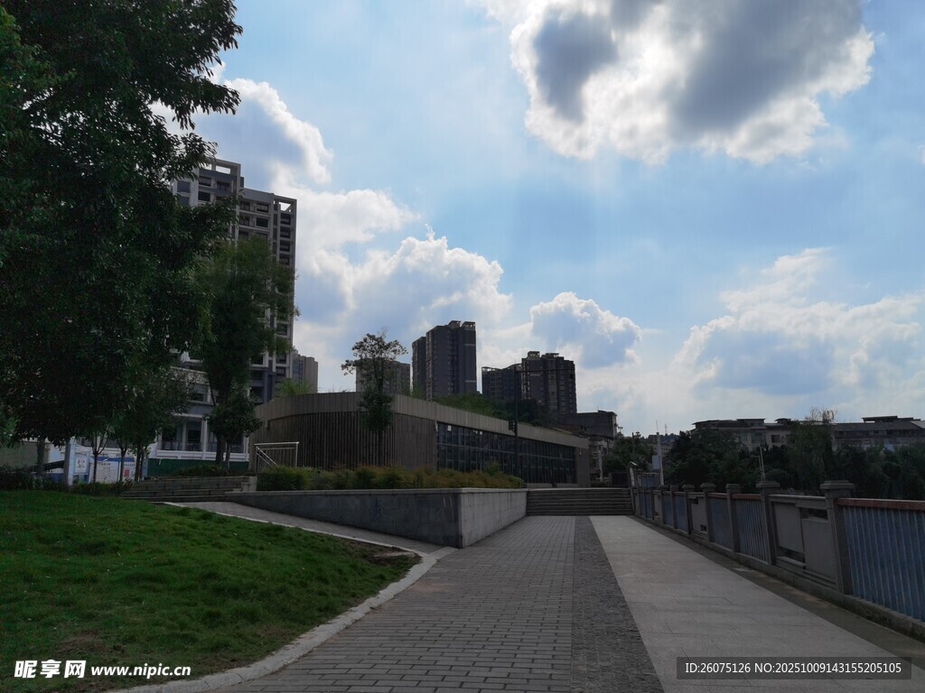 城市河畔步道风景