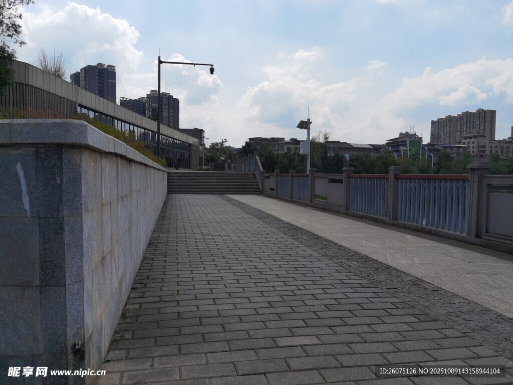 城市河边的砖石步道