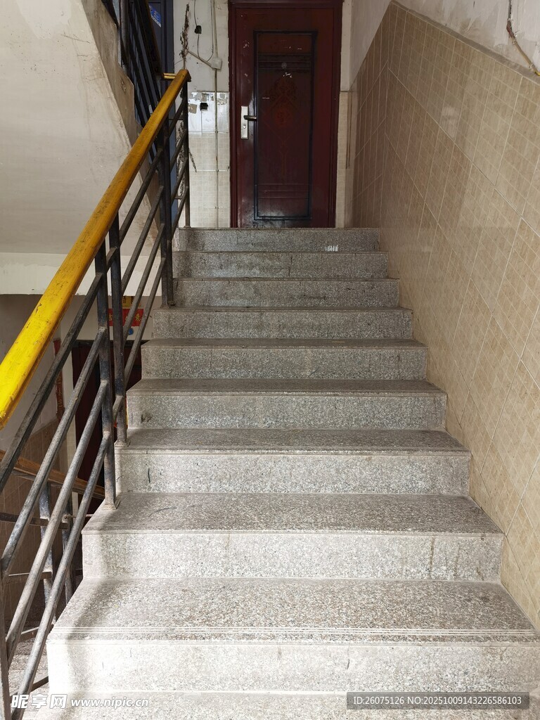 室内楼梯金属扶手与台阶