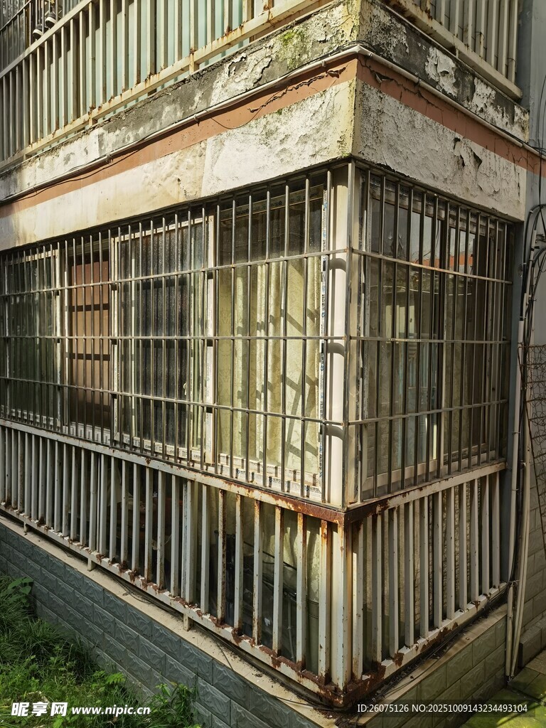 老旧铁制阳台护栏