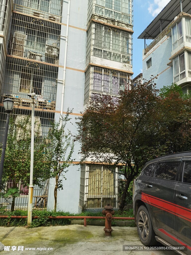 居民楼旁停放的黑色车辆