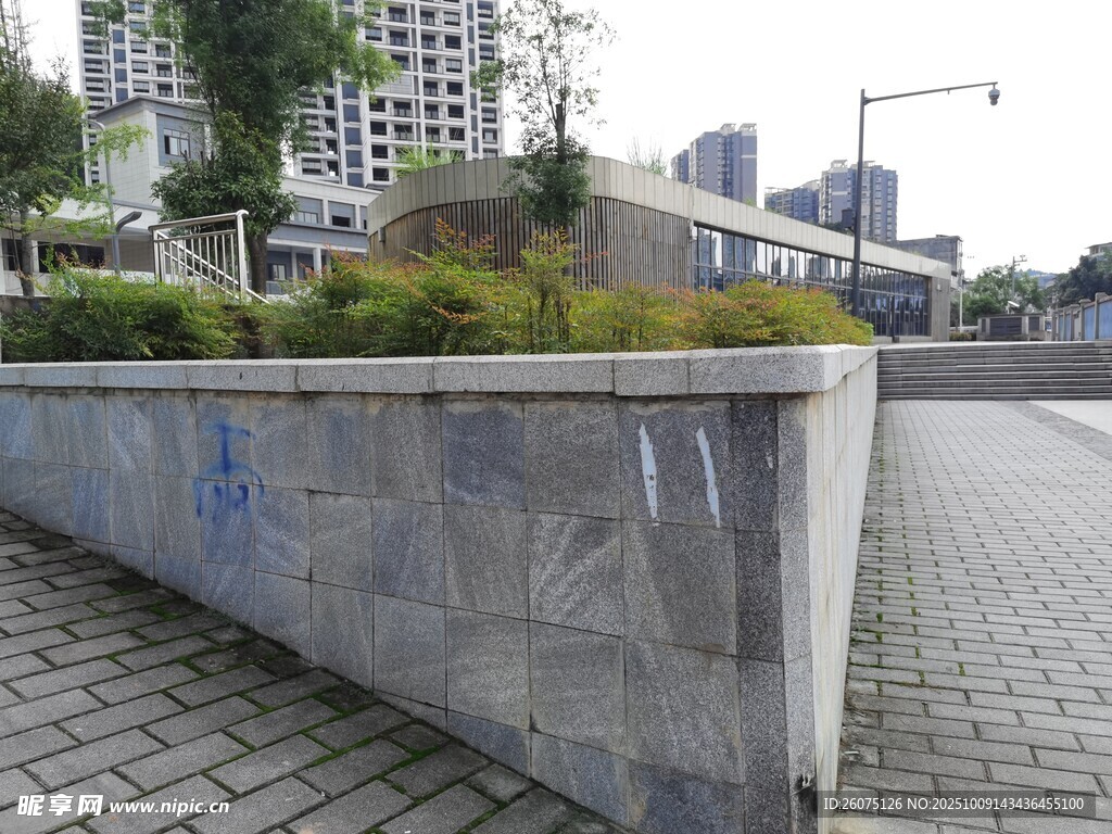 城市街边绿植装饰矮墙
