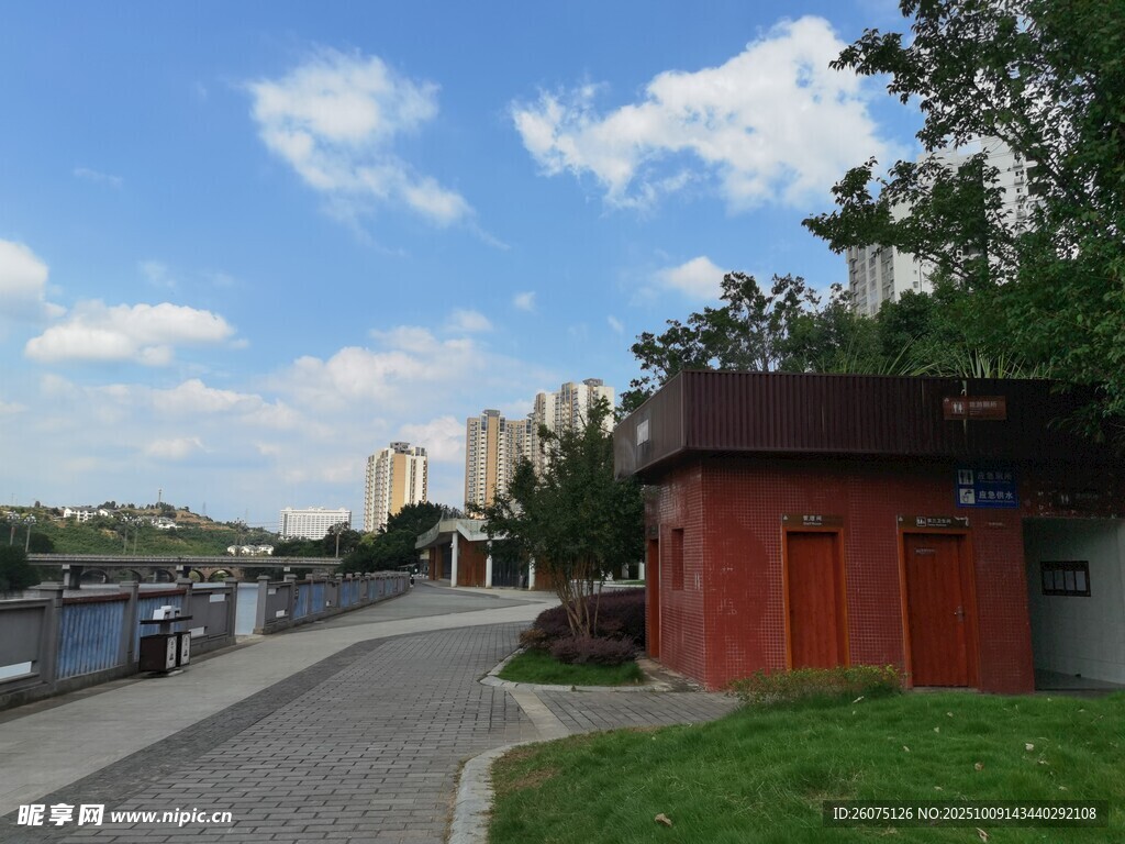河边红屋旁的宁静步道