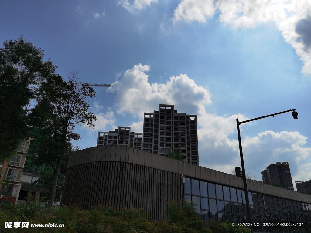 城市建筑与蓝天白云景观