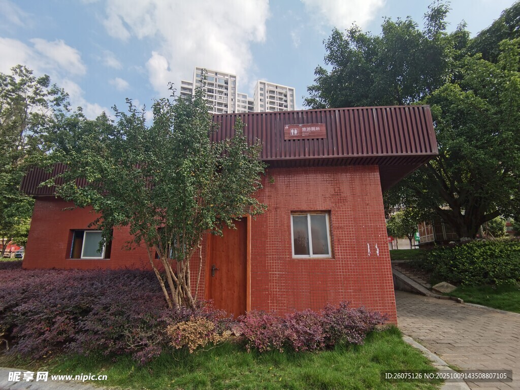 红色小屋周边绿植环绕
