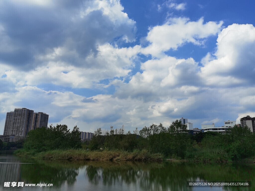 湖畔城市风光蓝天白云相伴