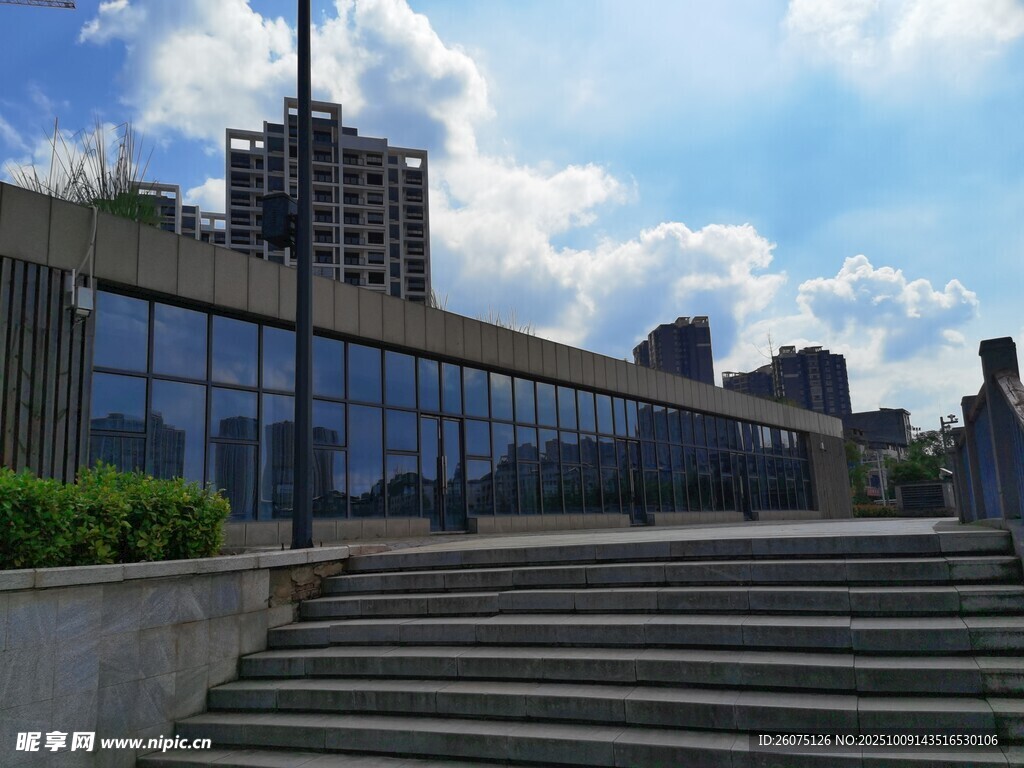 城市阶梯旁的现代建筑景观