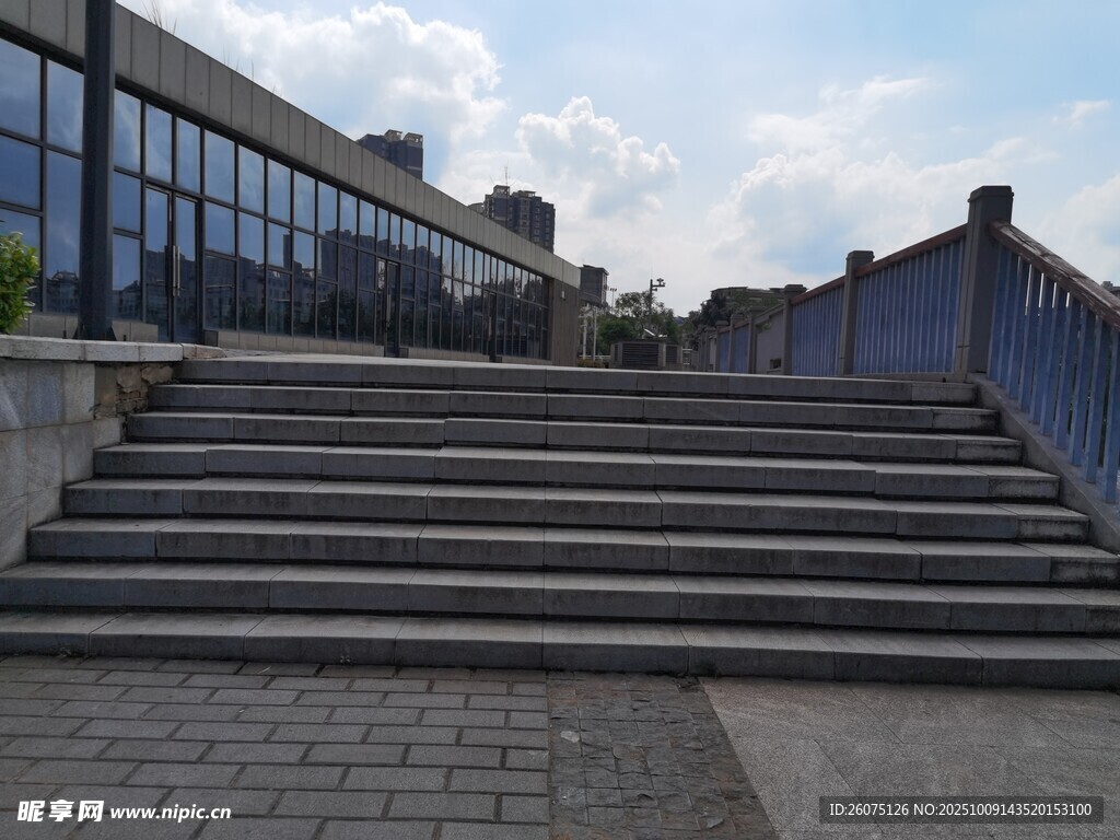 户外石阶与现代建筑景观