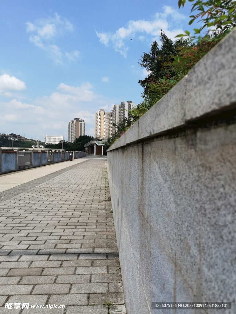 河边石砌步道风景