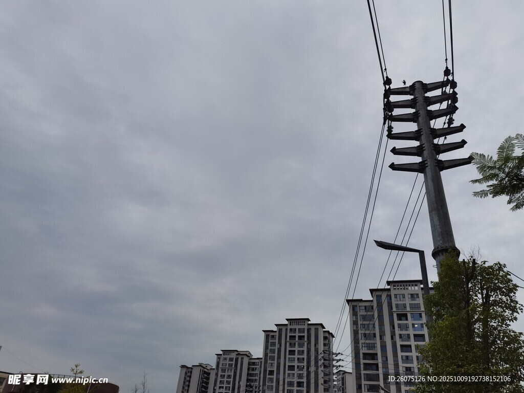 城市中高耸的电力传输塔