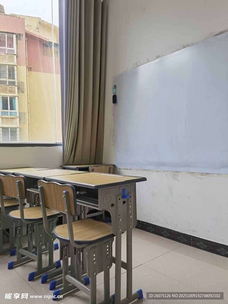 教室内部的桌椅与白板