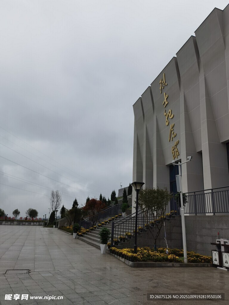 宏伟建筑前的开阔广场