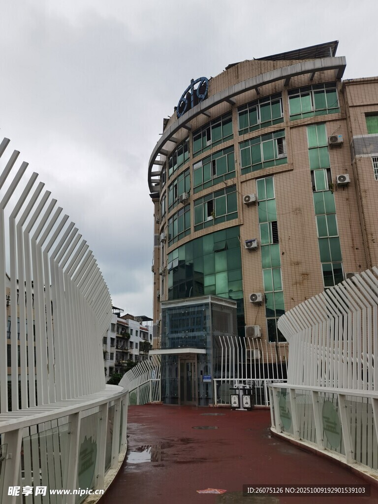 现代建筑旁的别致白色围栏