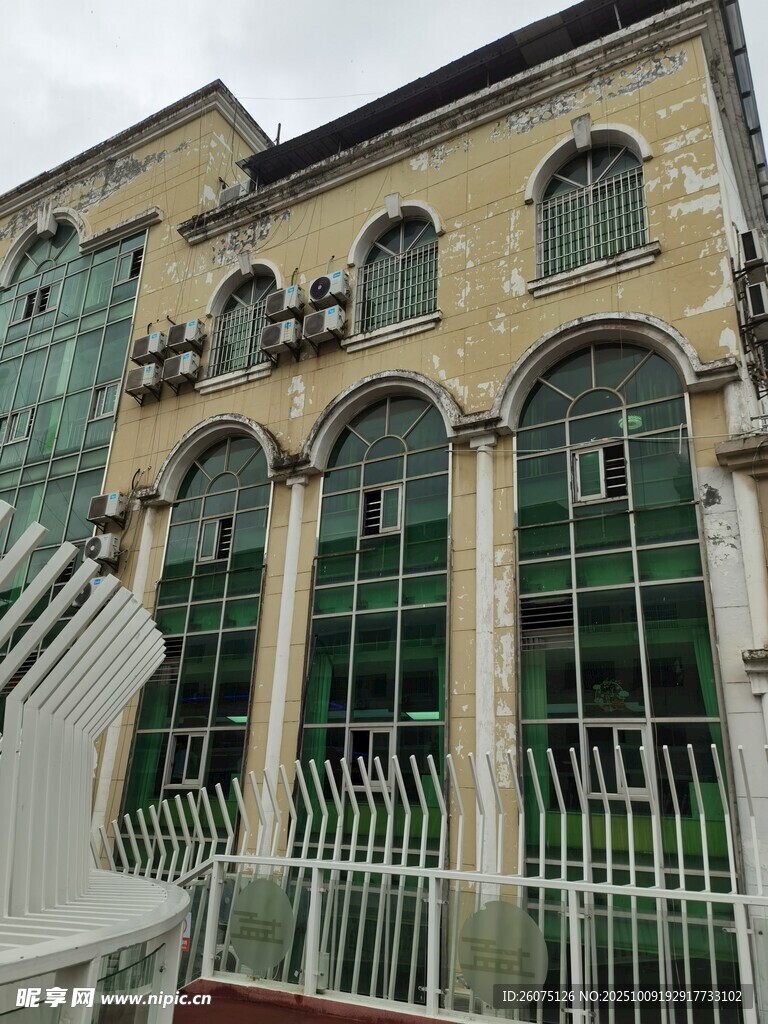 复古风格拱形门窗建筑