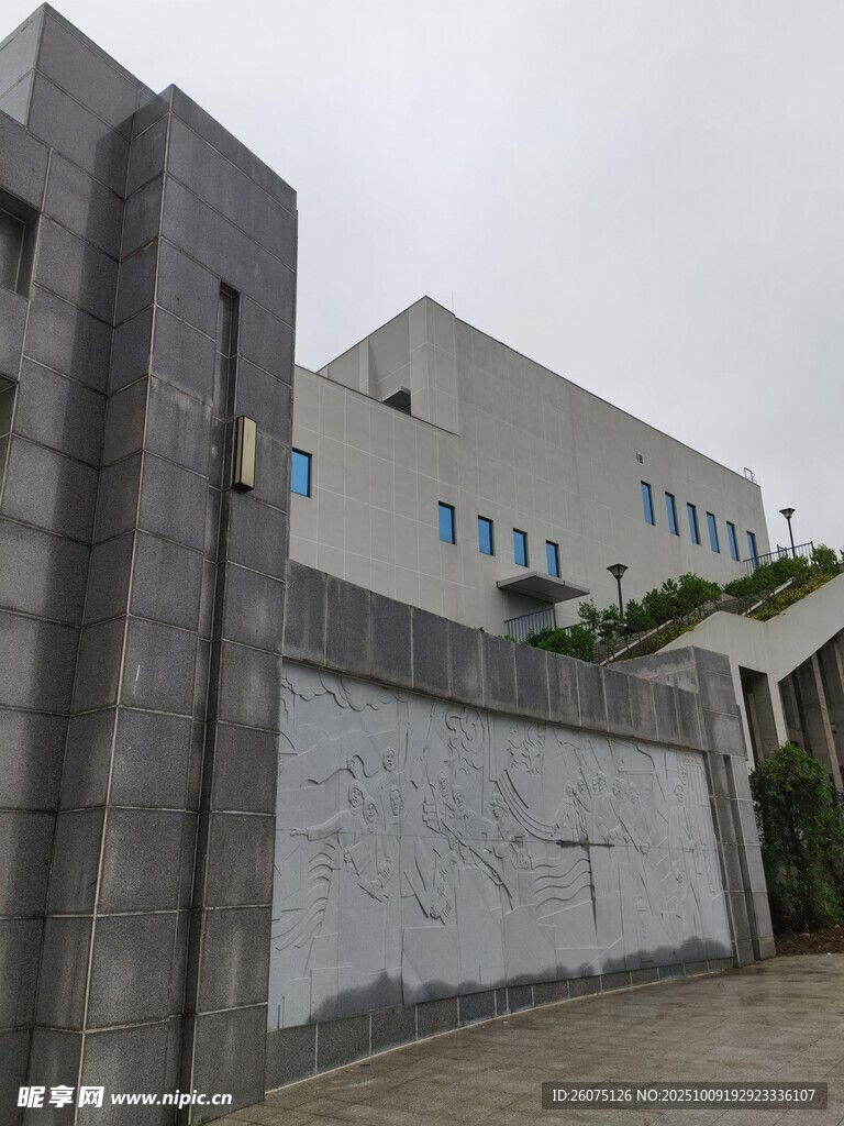 灰色建筑旁的空白围墙