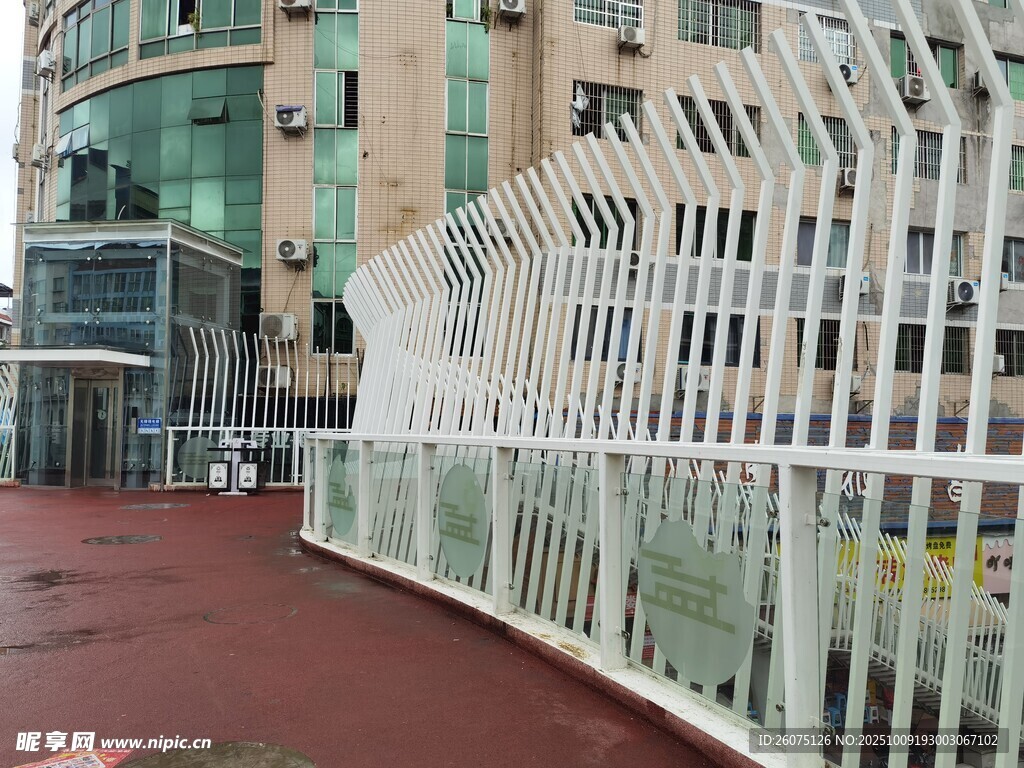 户外白色铁艺围栏场景