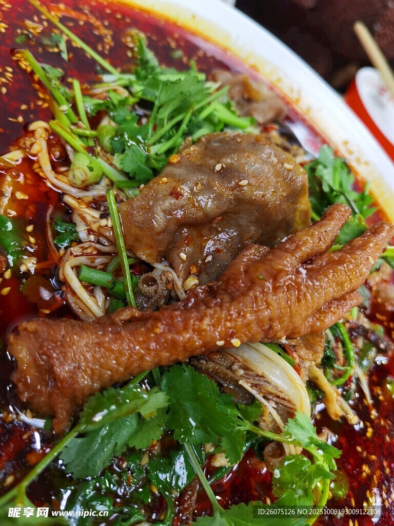 香辣酥脆虎皮鸡爪配红油汤面