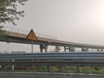 公路上的桥梁警示标志