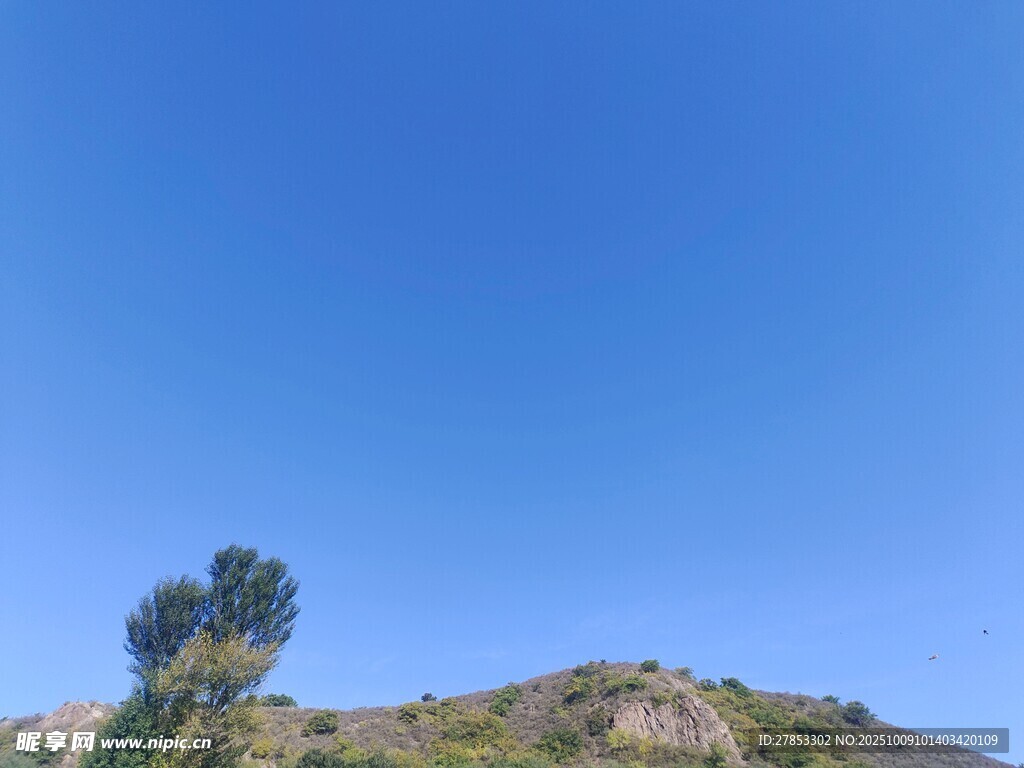 蓝天青山绿树自然美景