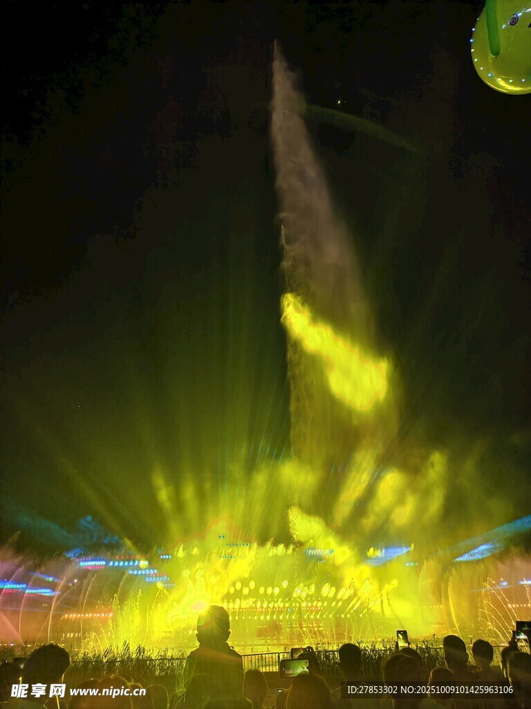 梦幻喷泉灯光秀表演