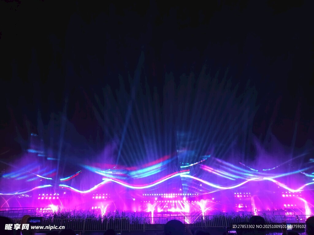 梦幻紫色灯光喷泉夜景