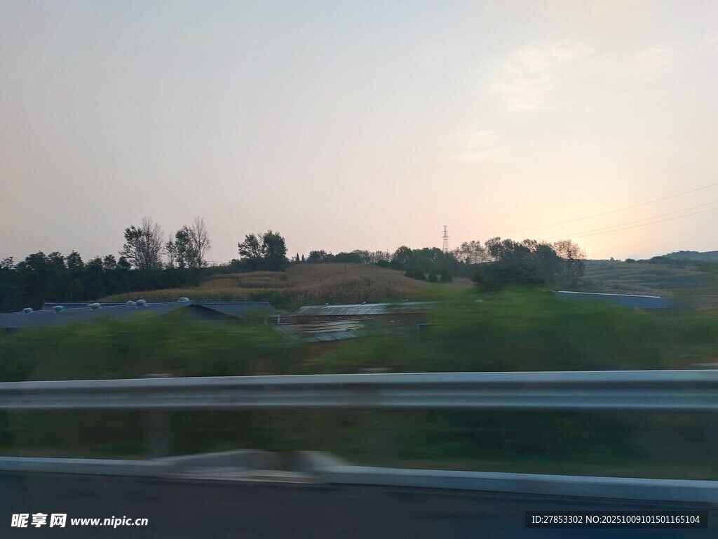 公路边的黄昏景色