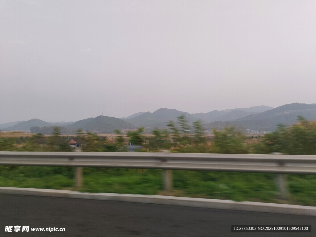 公路边的远山与绿植景观