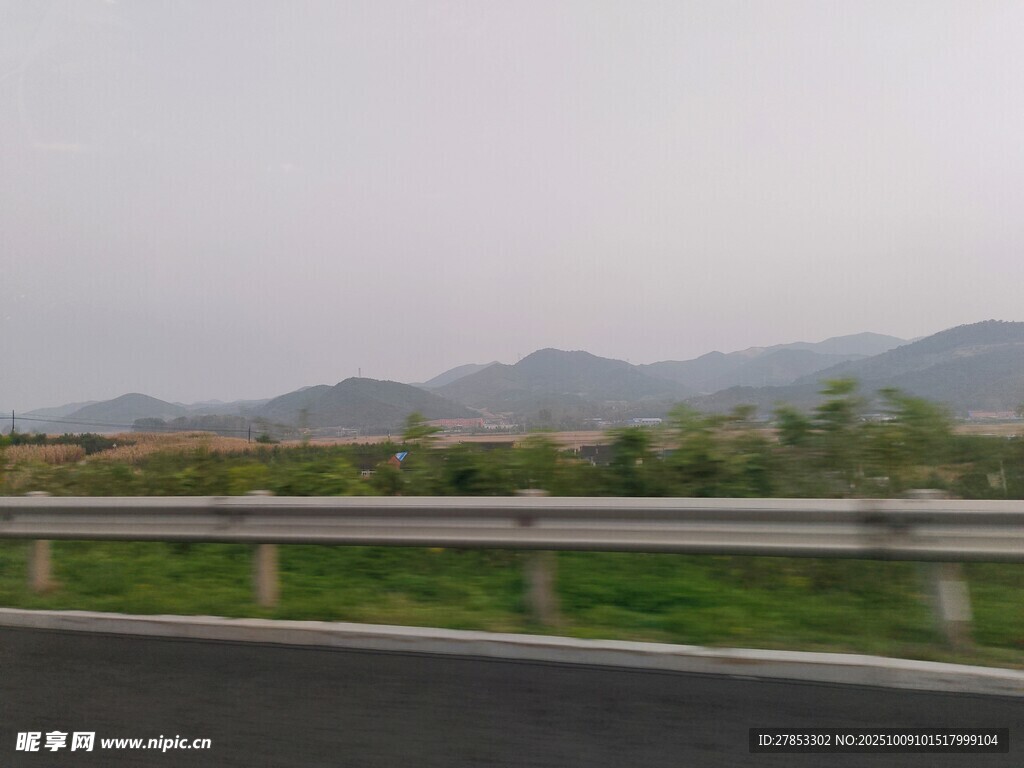 公路边的远山与绿植景观