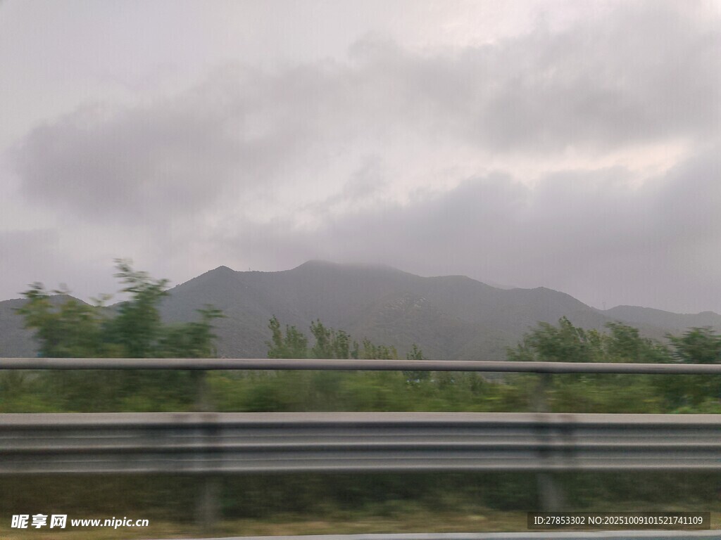 公路边云雾缭绕的山峦