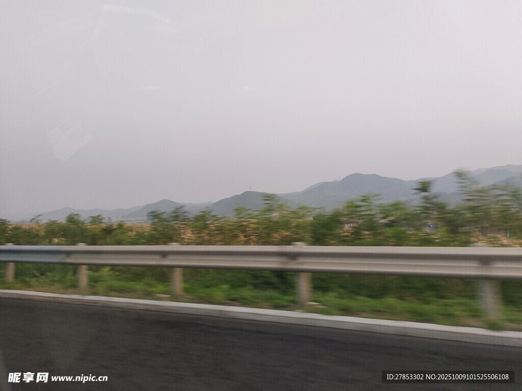 公路旁的绿植与远山景色