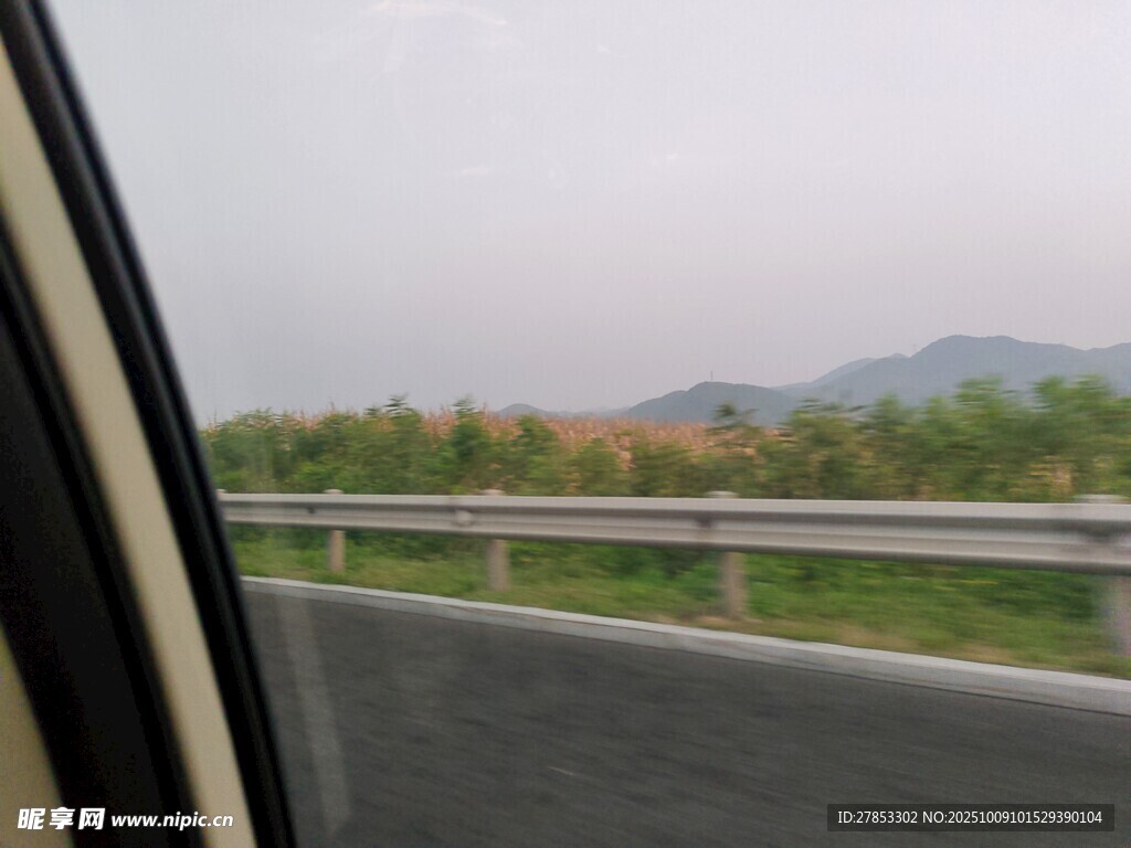车窗外的公路与远山景色