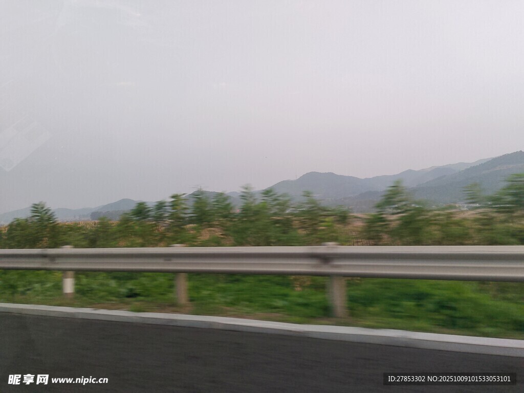 公路边的绿植与远山