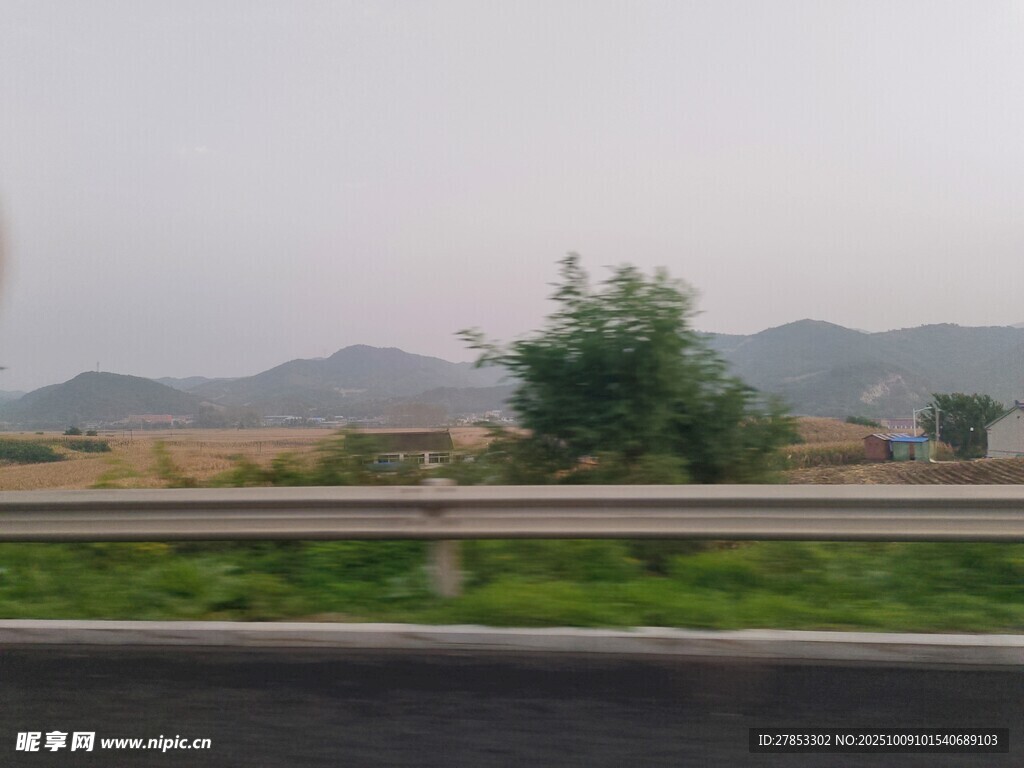 公路边的远山与绿植