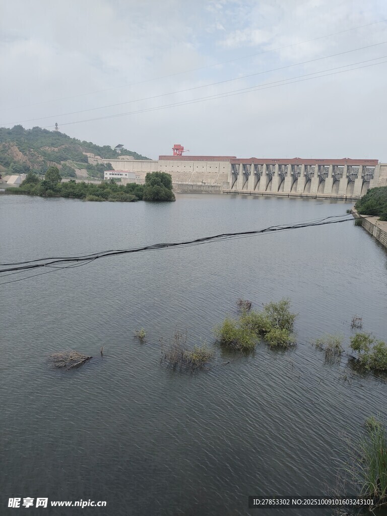 大坝旁水域及零星植被