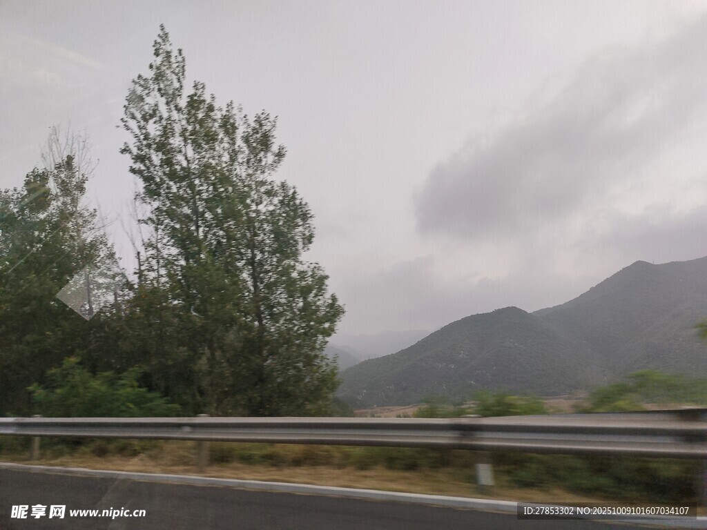 公路旁绿树与远山景色