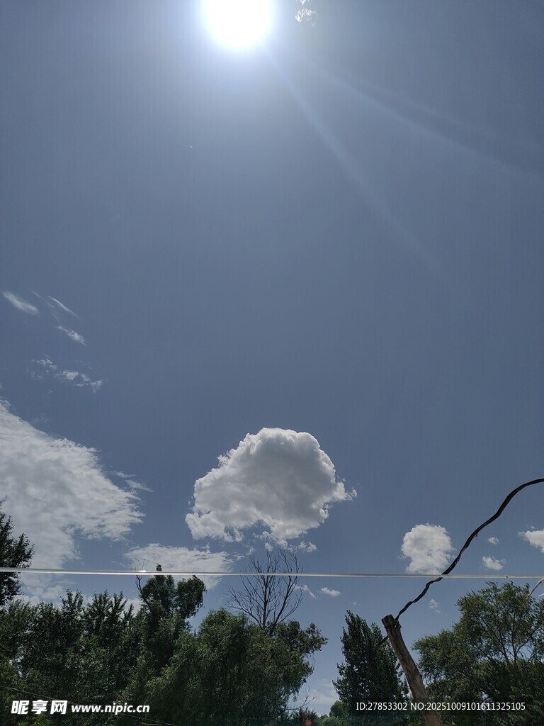 晴朗天空下的白云与阳光