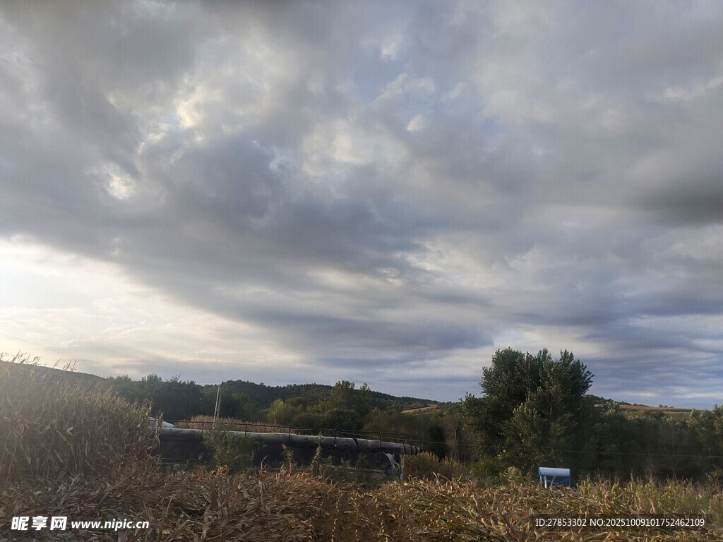 田野上的多云天空景象