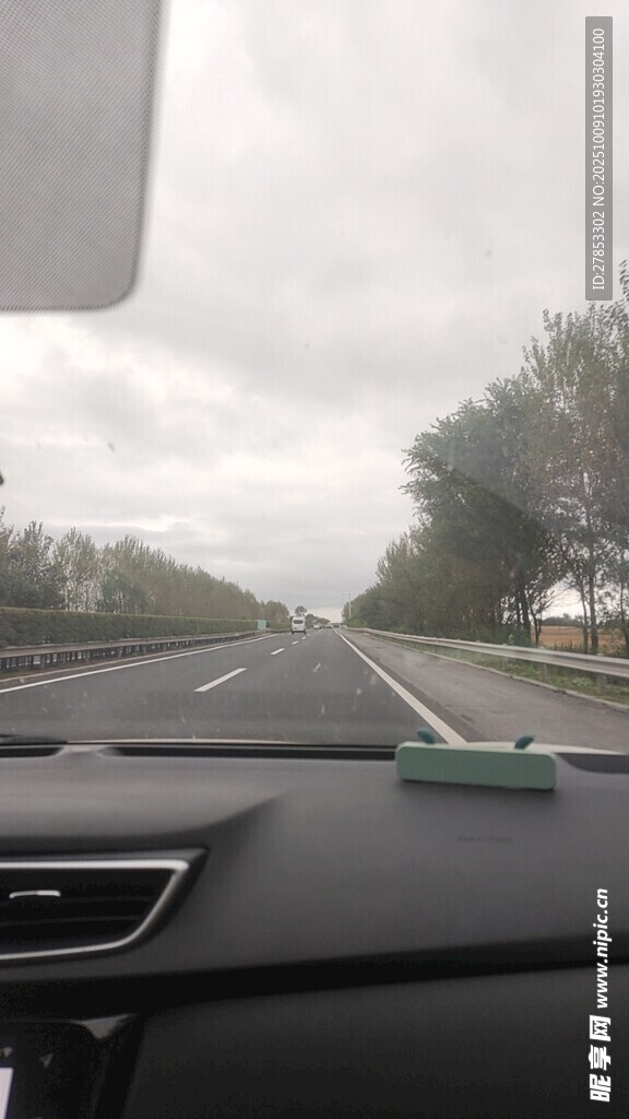 车内视角的公路行驶景象