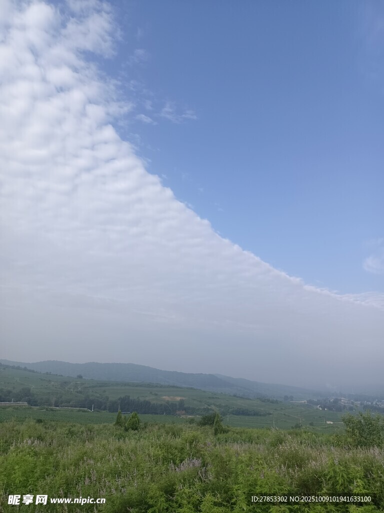 草原上空的壮观云层