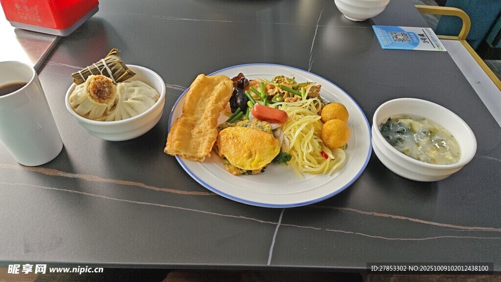 美味餐食摆放在桌上