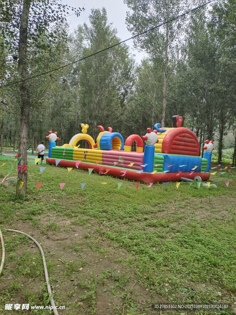 户外彩色充气游乐设施