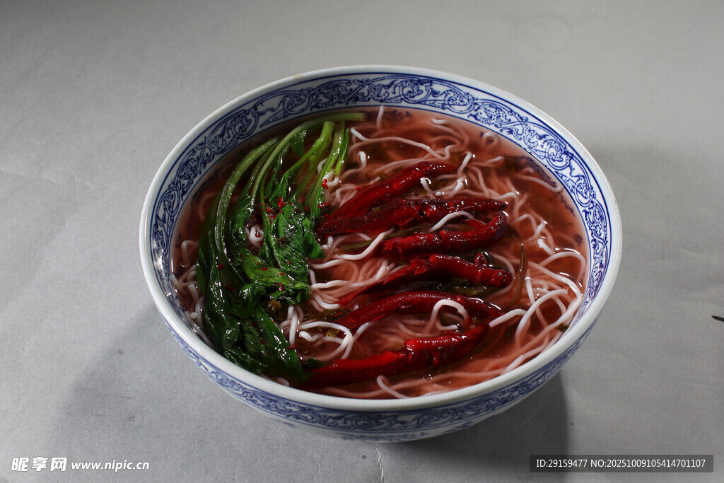 红油飘香的美味牛肉面