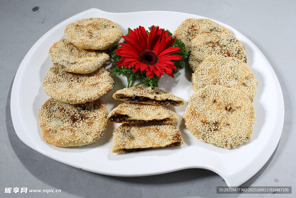 美味藕夹摆盘饰以红花