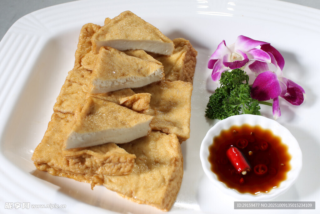 卤味豆腐干配蘸料与花