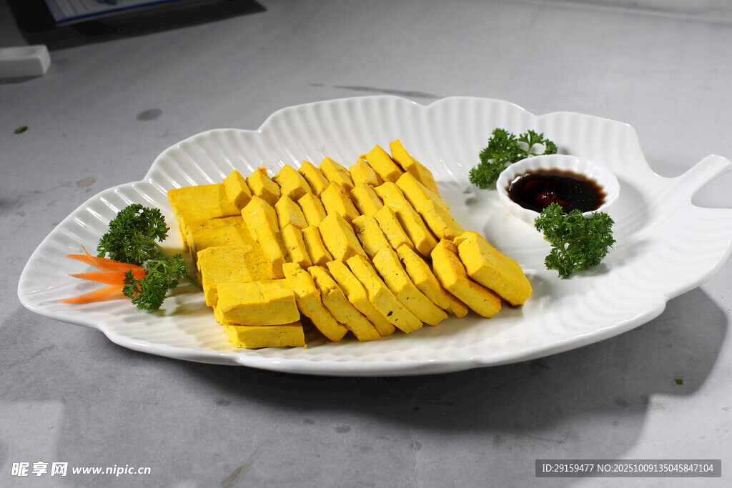 美味切好的金黄豆腐