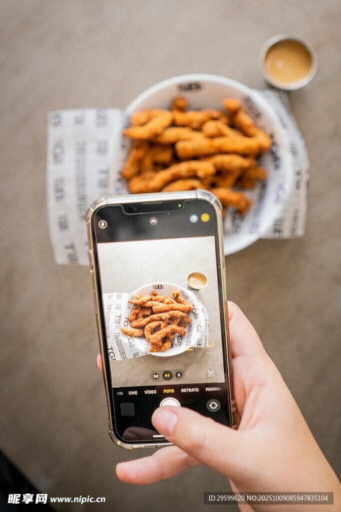手持手机拍美味炸鸡