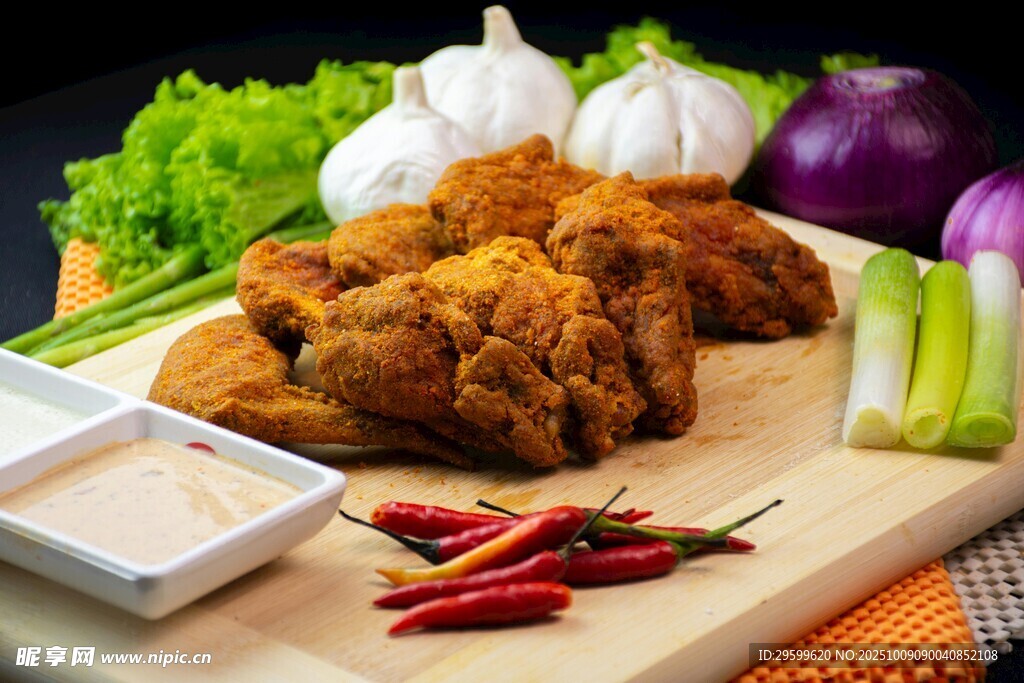 美味炸鸡配多样新鲜蔬菜